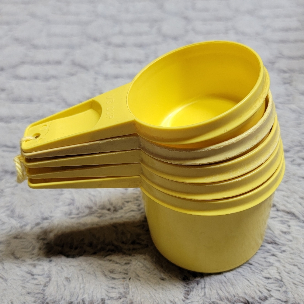 VINTAGE! TUPPERWARE 5 Piece Yellow Nesting Measuring Cups